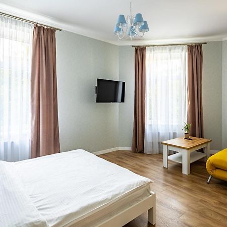 Leontovycha Apartment ลวีฟ ภายนอก รูปภาพ